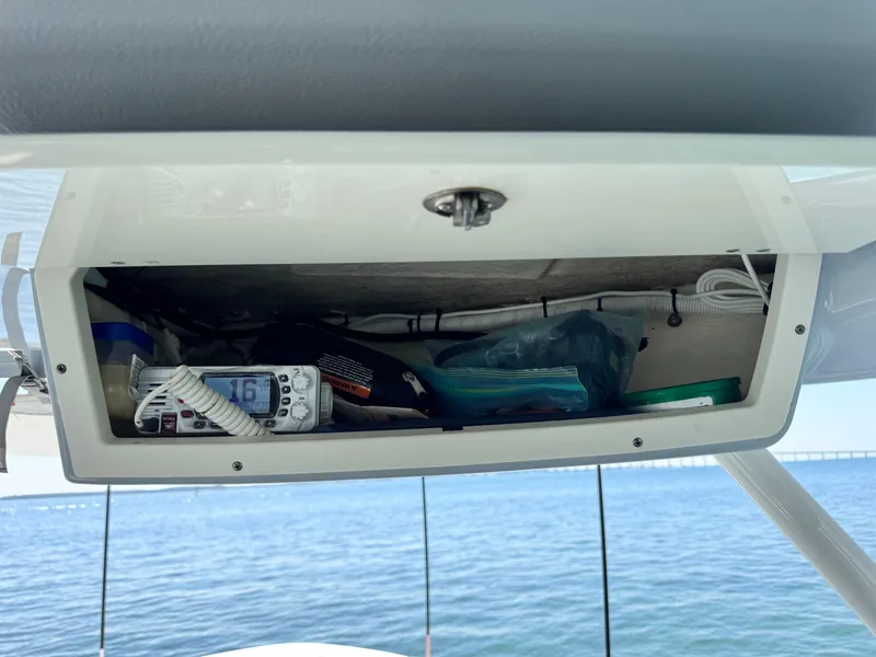 Slide: The Image of Robalo R317 Dual Console 2021 - 60