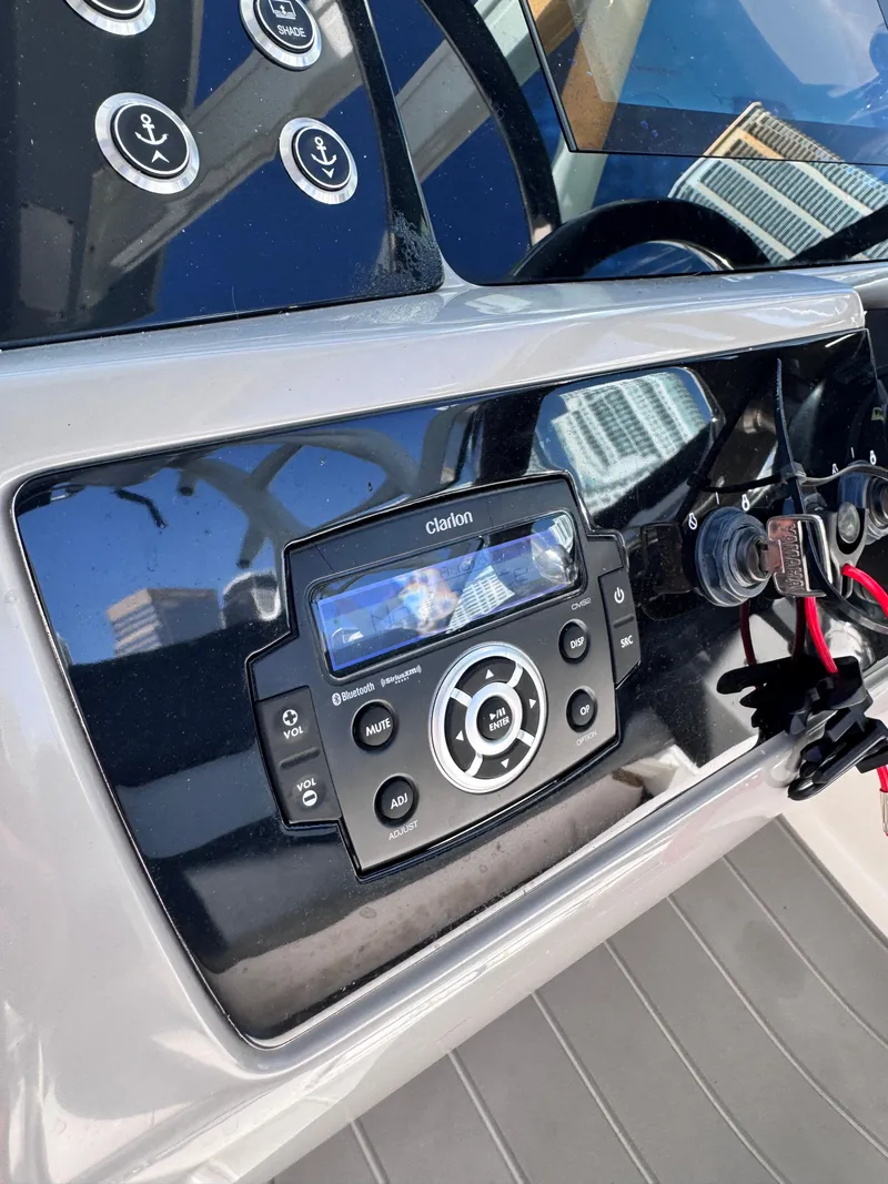 Slide: The Image of Robalo R317 Dual Console 2021 - 61