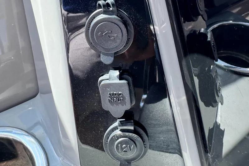 Slide: The Image of Robalo R317 Dual Console 2021 - 73