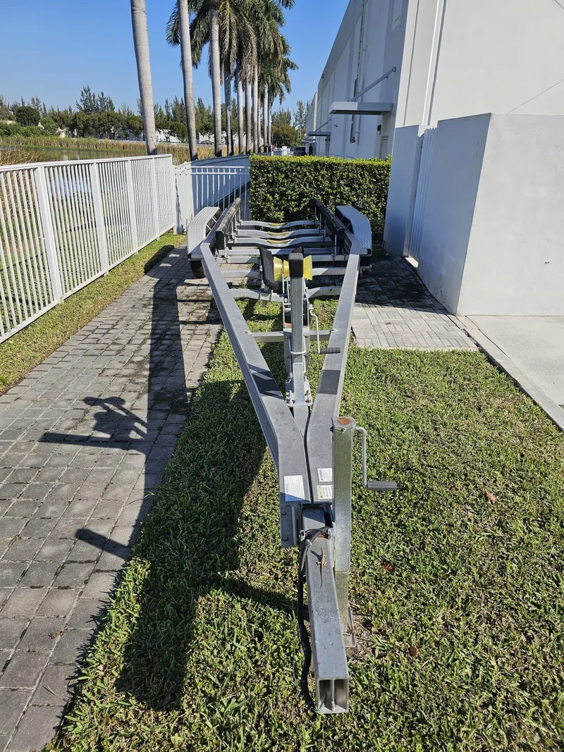 Slide: The Image of Robalo R317 Dual Console 2021 - 76