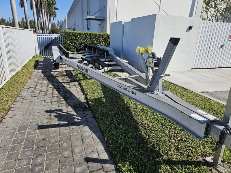 Slide: The Image of Robalo R317 Dual Console 2021 - 78