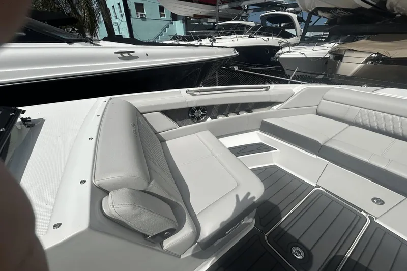 Slide: The Image of Sea Ray 350SLXOB 2023 - 72
