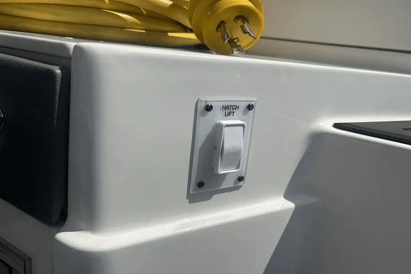 Slide: The Image of Sea Ray 350SLXOB 2023 - 79