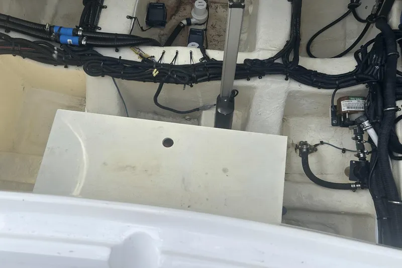 Slide: The Image of Sea Ray 350SLXOB 2023 - 81