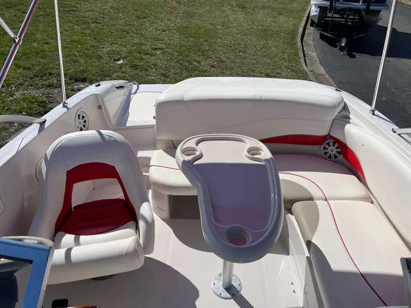 Slide: The Image of 2006 Tahoe 204 WT boat interior with seating and table, featuring red and white upholstery. - 24