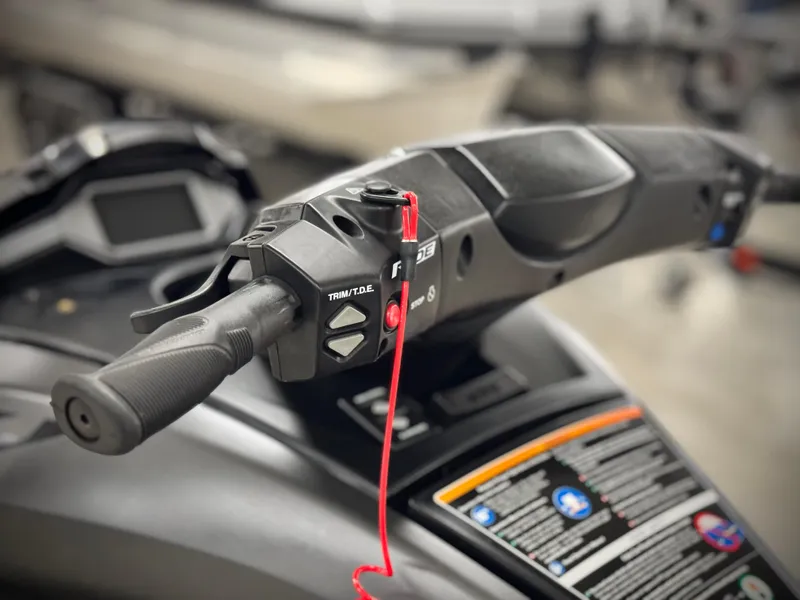 Slide: The Image of 2021 Yamaha WaveRunner FX Cruiser SVHO handlebar with controls and safety lanyard. - 8