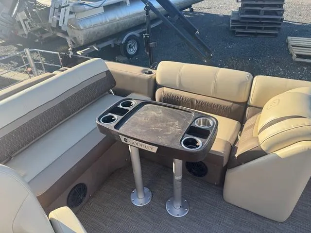 Slide: The Image of Godfrey Sweetwater 2286 SFL Tritoon - Yamaha 150 2019 - 11