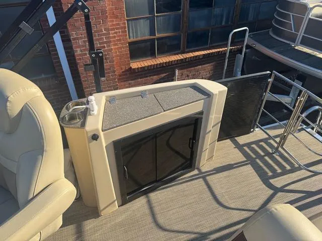 Slide: The Image of Godfrey Sweetwater 2286 SFL Tritoon - Yamaha 150 2019 - 13