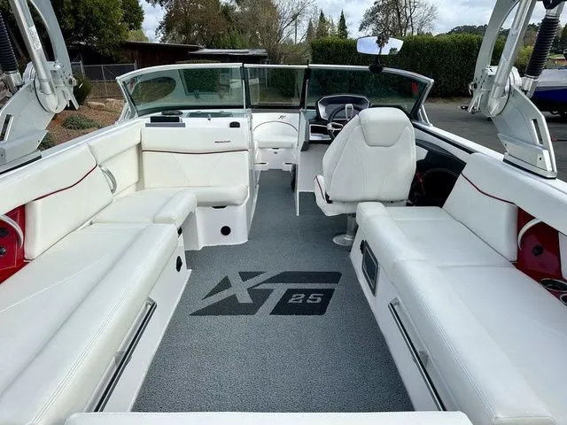 Slide: The Image of MasterCraft XT25 2020 - 12