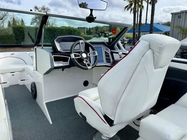 Slide: The Image of MasterCraft XT25 2020 - 18