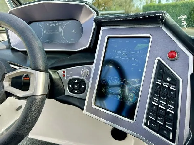 Slide: The Image of MasterCraft XT25 2020 - 20