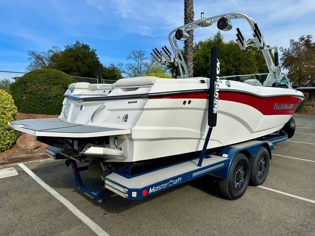 Slide: The Image of MasterCraft XT25 2020 - 5