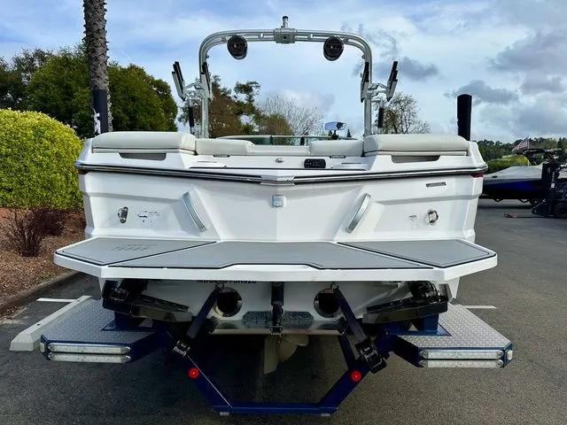 Slide: The Image of MasterCraft XT25 2020 - 7