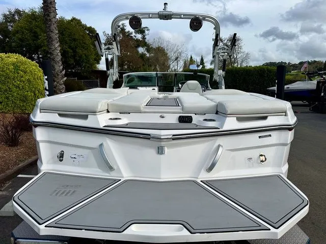 Slide: The Image of MasterCraft XT25 2020 - 8
