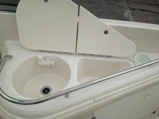 Slide: The Image of 2005 Monterey MONTURA 248 LS boat sink and countertop detail. - 22