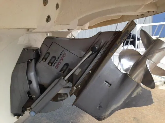 Slide: The Image of 2005 Monterey MONTURA 248 LS boat outdrive and propeller close-up. - 24