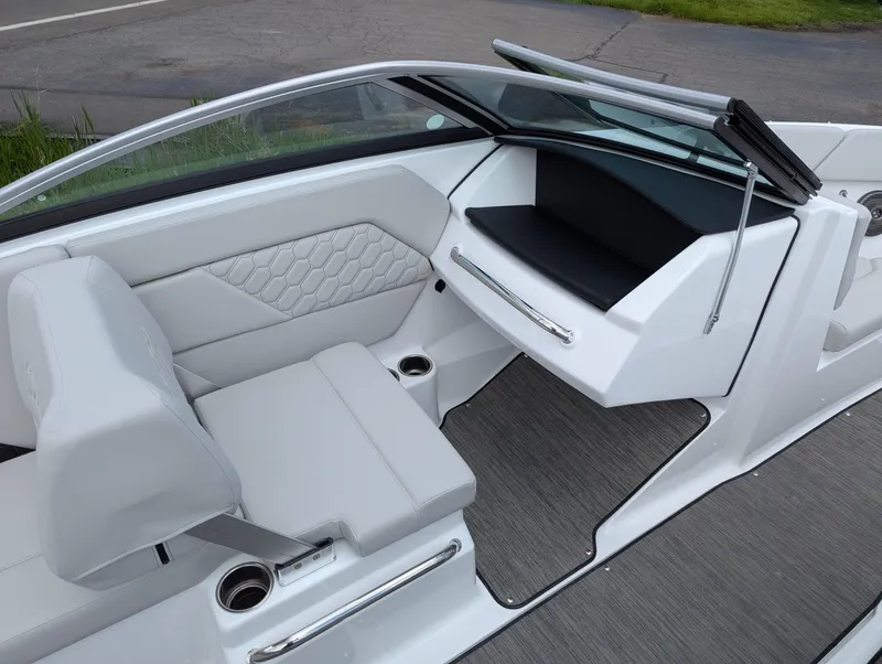 Slide: The Image of Four Winns H-Series H1 Freedom 2025 - 10