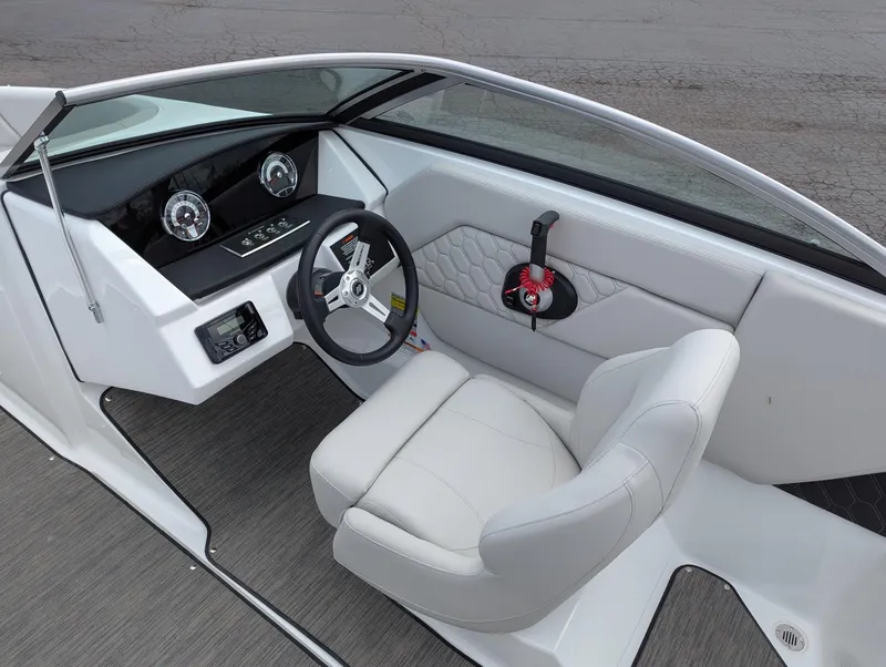 Slide: The Image of Four Winns H-Series H1 Freedom 2025 - 11