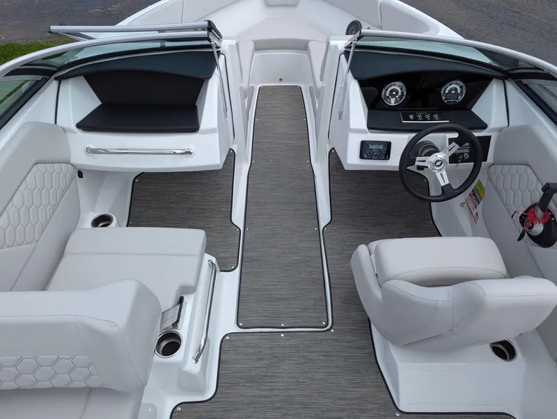 Slide: The Image of Four Winns H-Series H1 Freedom 2025 - 13