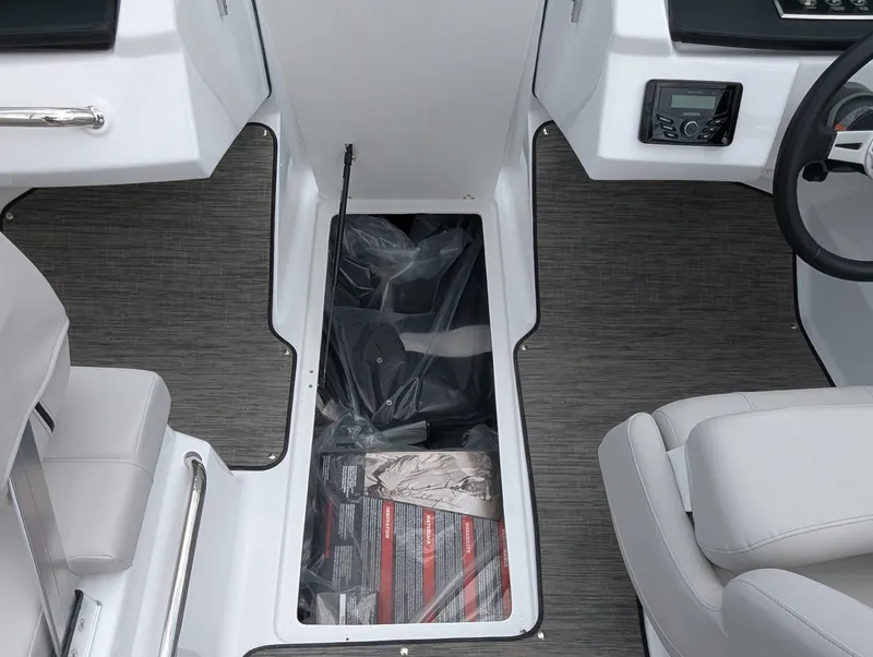 Slide: The Image of Four Winns H-Series H1 Freedom 2025 - 15