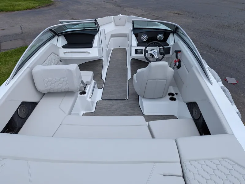 Slide: The Image of Four Winns H-Series H1 Freedom 2025 - 17