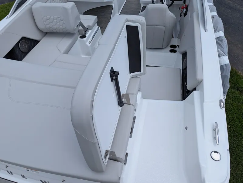 Slide: The Image of Four Winns H-Series H1 Freedom 2025 - 4