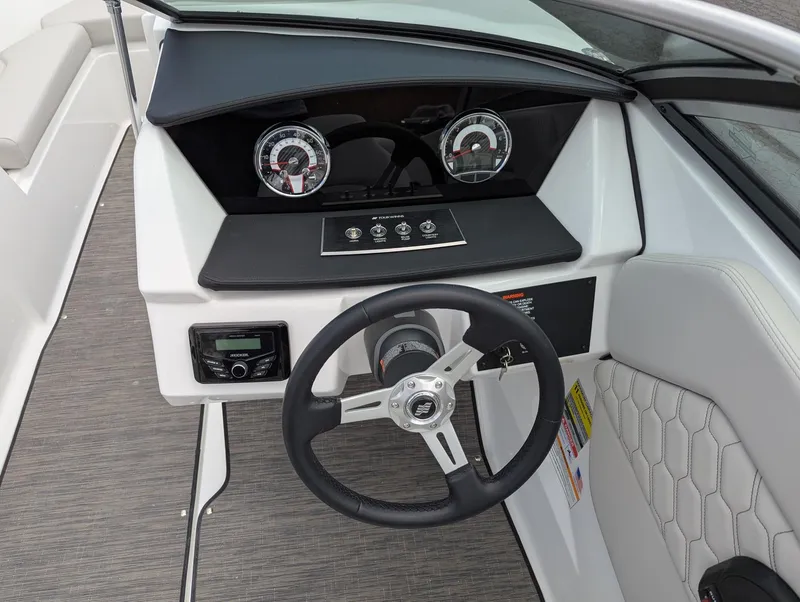 Slide: The Image of Four Winns H-Series H1 Freedom 2025 - 5