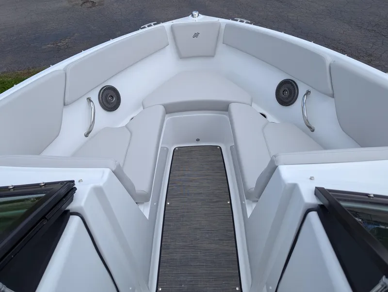 Slide: The Image of Four Winns H-Series H1 Freedom 2025 - 6