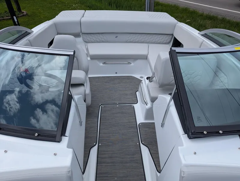 Slide: The Image of Four Winns H-Series H1 Freedom 2025 - 8