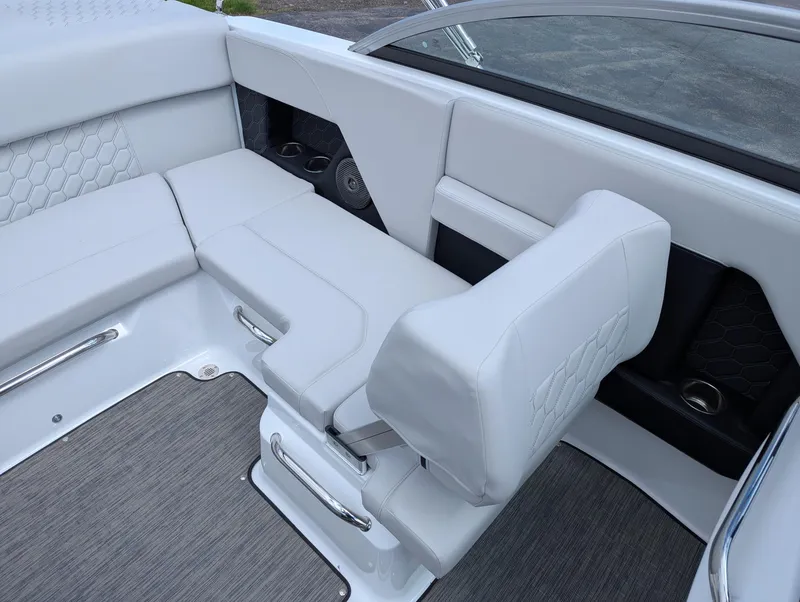 Slide: The Image of Four Winns H-Series H2 Freedom 2025 - 10