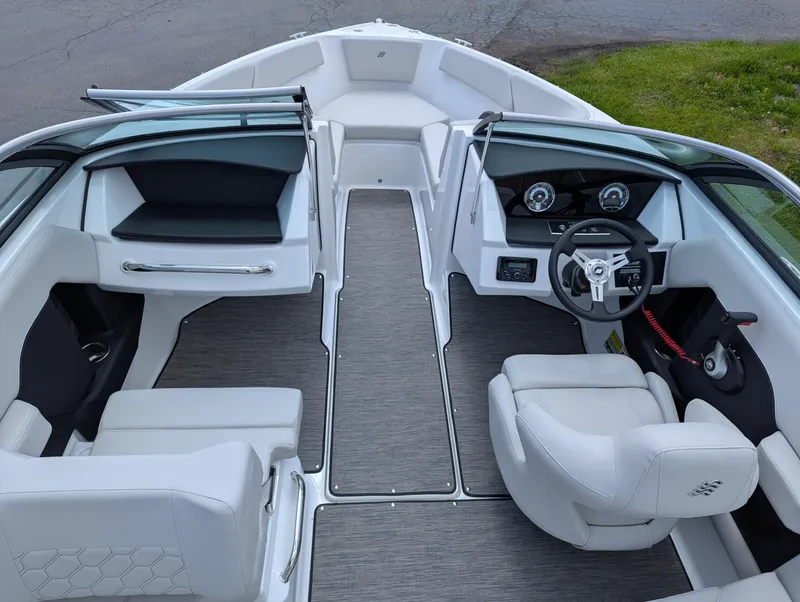 Slide: The Image of Four Winns H-Series H2 Freedom 2025 - 11