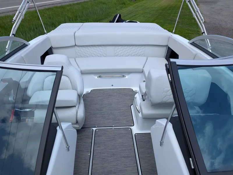 Slide: The Image of Four Winns H-Series H2 Freedom 2025 - 12