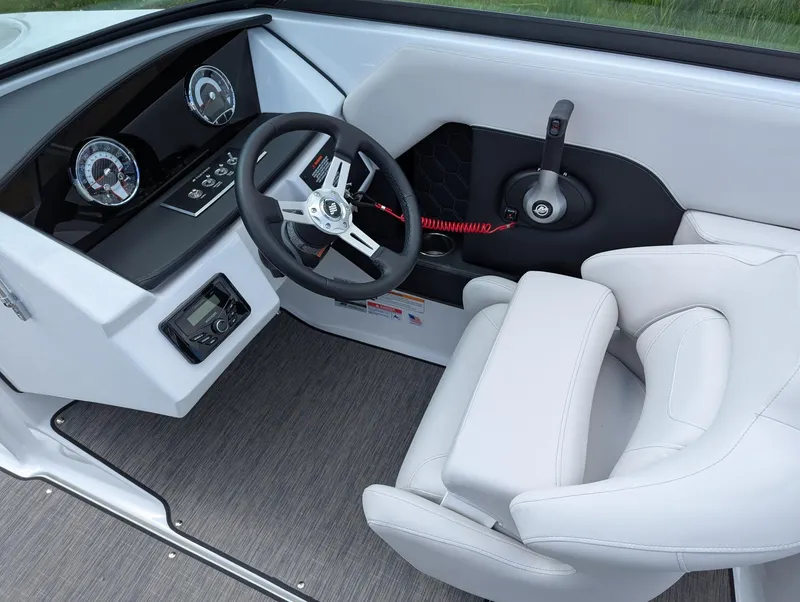 Slide: The Image of Four Winns H-Series H2 Freedom 2025 - 13