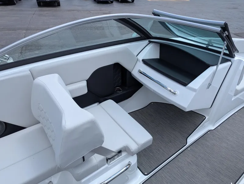 Slide: The Image of Four Winns H-Series H2 Freedom 2025 - 16