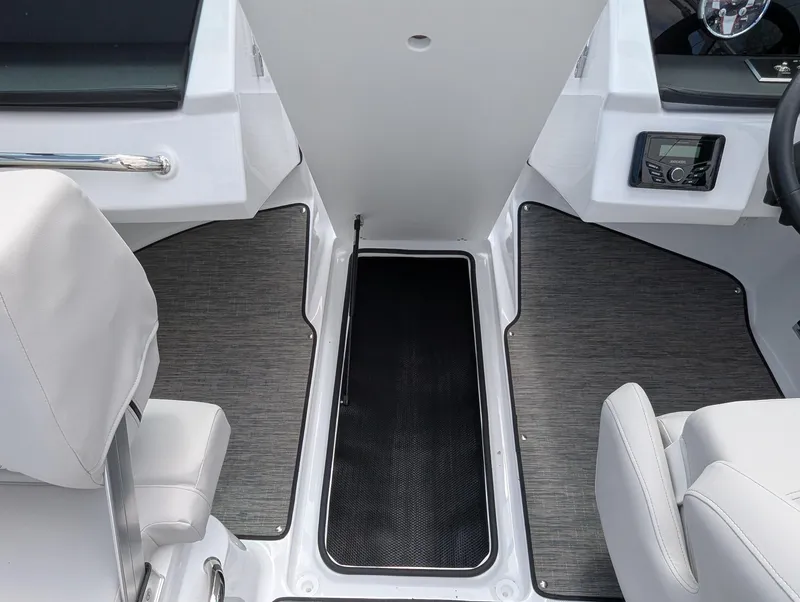 Slide: The Image of Four Winns H-Series H2 Freedom 2025 - 3