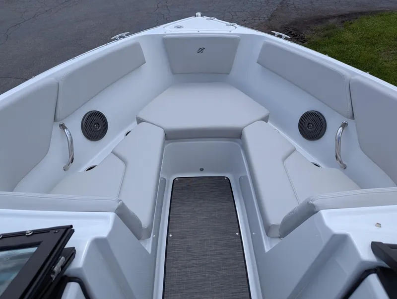 Slide: The Image of Four Winns H-Series H2 Freedom 2025 - 5