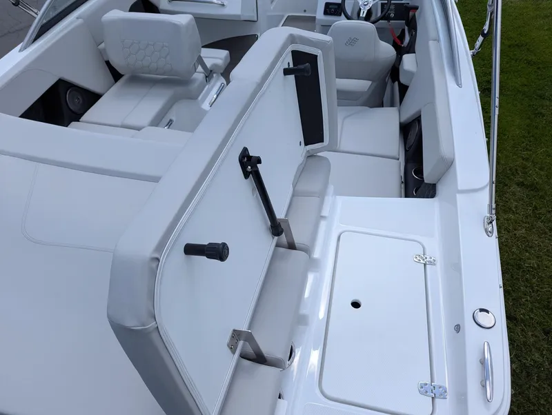 Slide: The Image of Four Winns H-Series H2 Freedom 2025 - 6