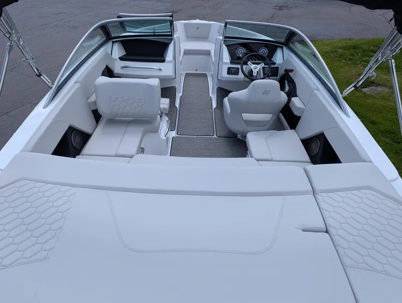 Slide: The Image of Four Winns H-Series H2 Freedom 2025 - 8