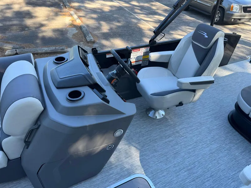 Slide: The Image of Captain's seat and helm of 2025 Bennington 22SSB pontoon boat, featuring modern design. - 9