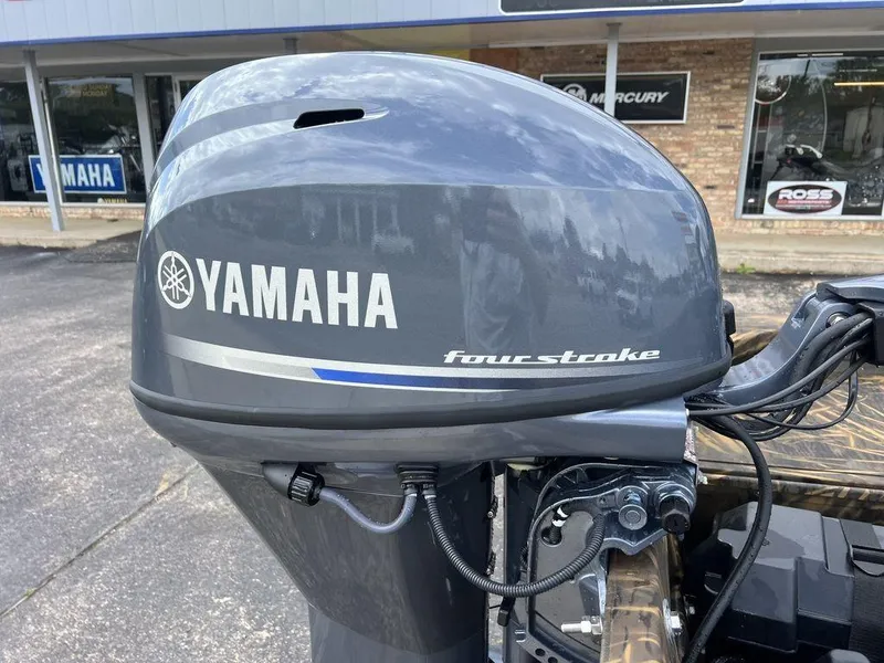 Slide: The Image of Yamaha four-stroke outboard motor on G3 16 dk, 2025 model, in dealership setting. - 21