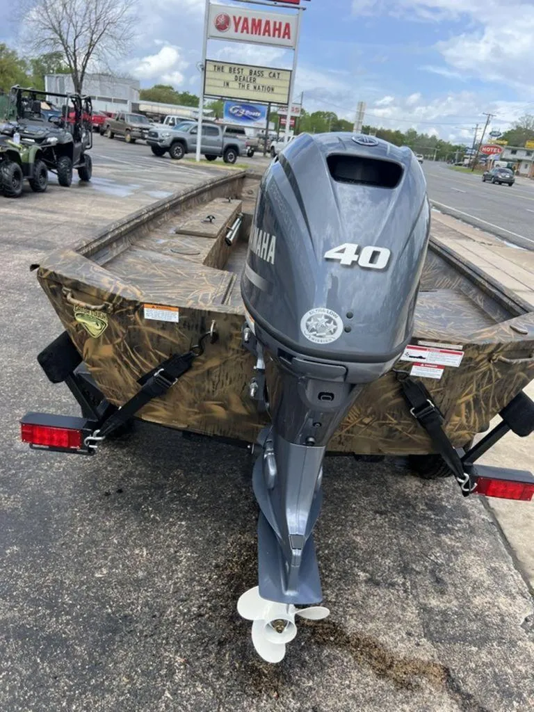 Slide: The Image of A G3 16 dk boat with a Yamaha 40 outboard motor, parked on a trailer. - 25