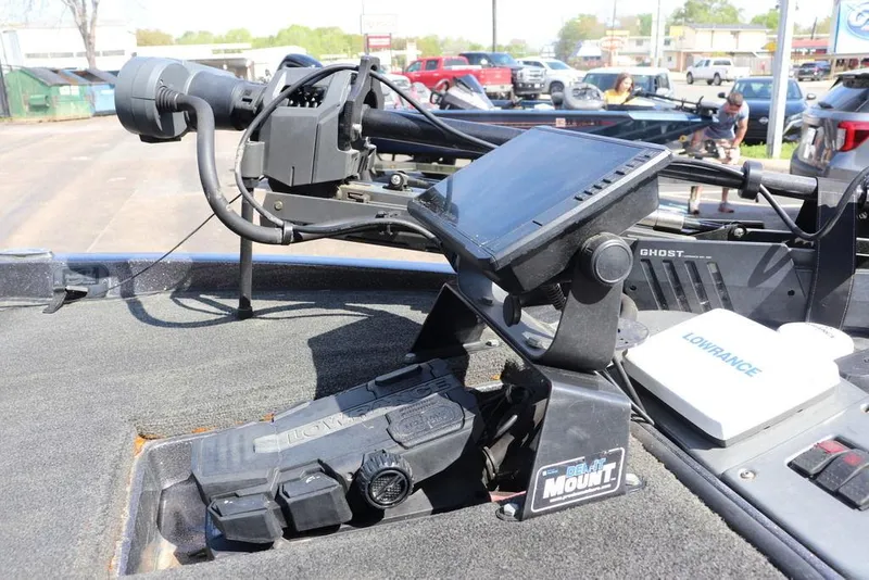 Slide: The Image of 2011 Ranger 518 boat with Lowrance electronics and trolling motor setup. - 22