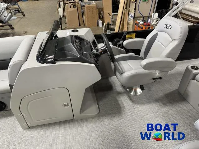 Slide: The Image of Bentley Pontoons Legacy 200 Swingback & Honda 4-Stroke EFI 2025 - 10