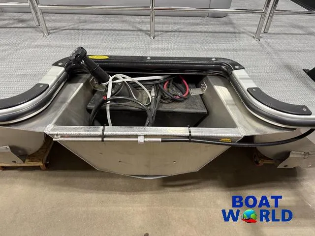 Slide: The Image of Bentley Pontoons Legacy 200 Swingback & Honda 4-Stroke EFI 2025 - 35