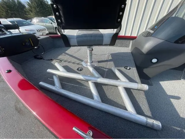 Slide: The Image of 2019 Tracker Super Guide™ V-16 SC boat interior with seat and metal bars. - 10