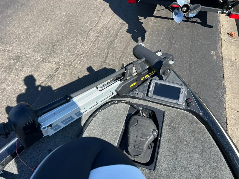 Slide: The Image of 2018 Skeeter ZX 225 boat deck with trolling motor and navigation system. - 20