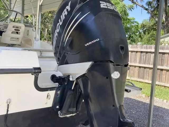 Slide: The Image of 2008 Boston Whaler 235 Conquest with Mercury Verado 250 outboard motor. - 30