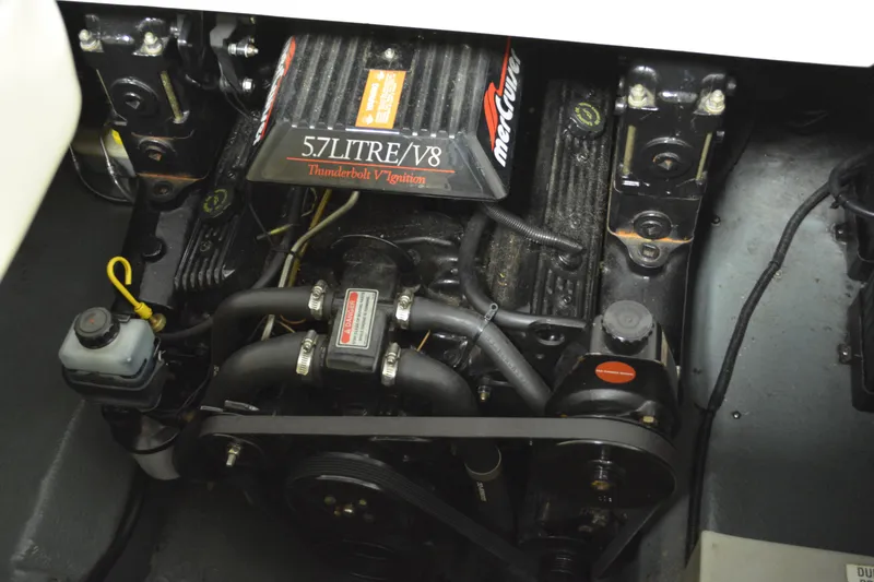 Slide: The Image of Engine of 1997 Sea Ray 240 Sundancer, 5.7L V8 MerCruiser, Thunderbolt V Ignition. - 34