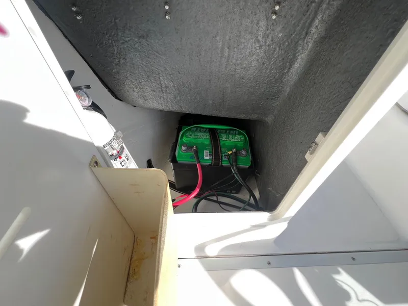 Slide: The Image of Battery compartment of a 1995 Boston Whaler 170 Dauntless with fire extinguisher. - 19