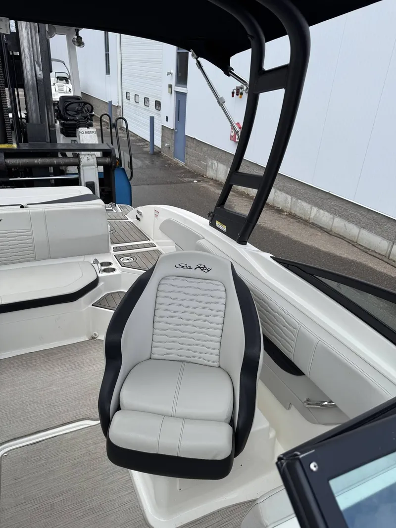 Slide: The Image of Sea Ray SPX 210 2023 - 5